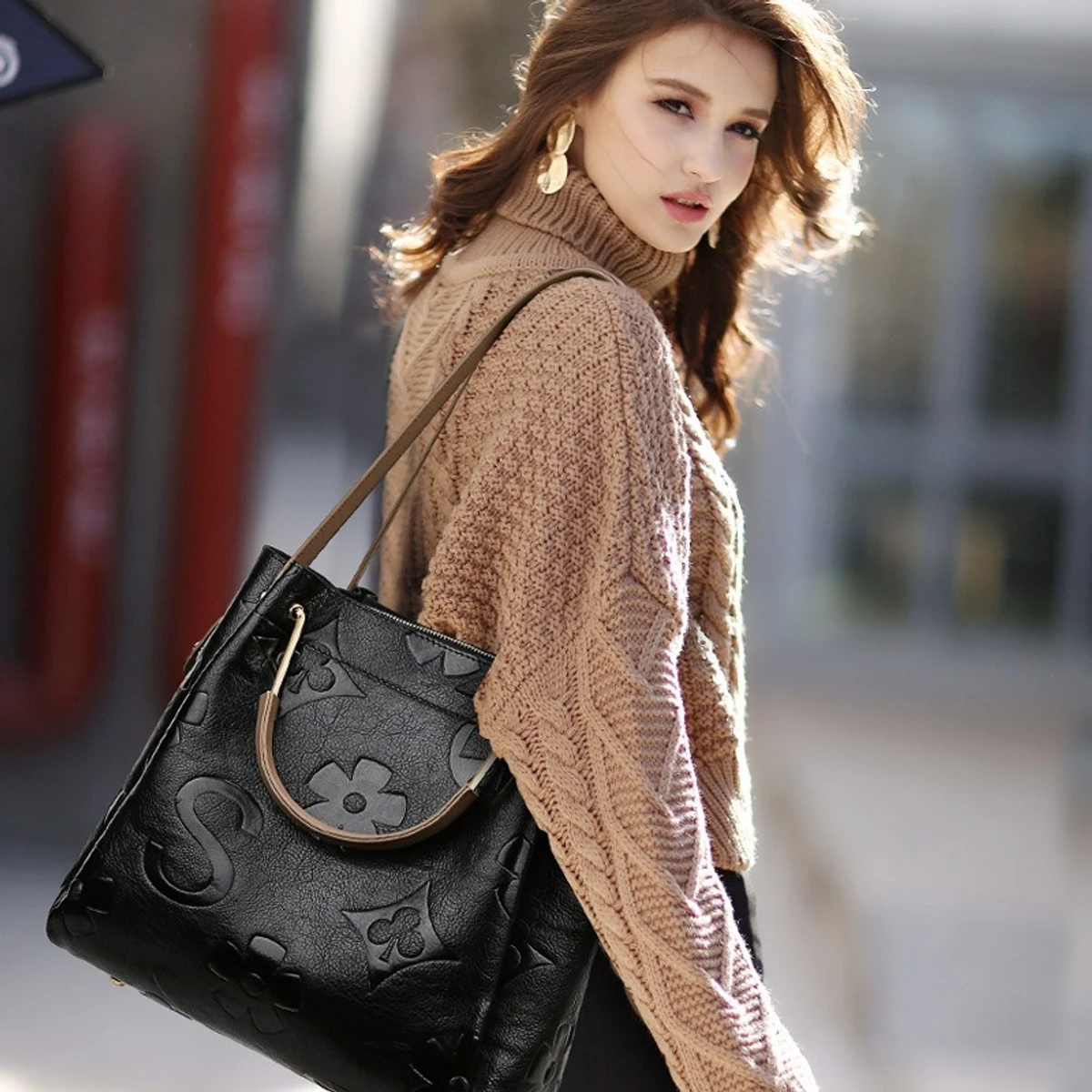 Flaunt Flow Shoulder Bag